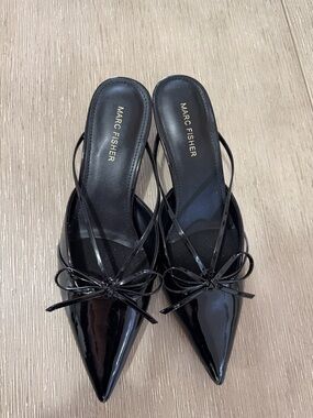 Marc Fisher Flavian bow pointed toe black patent mules slides kitten heels 8.5